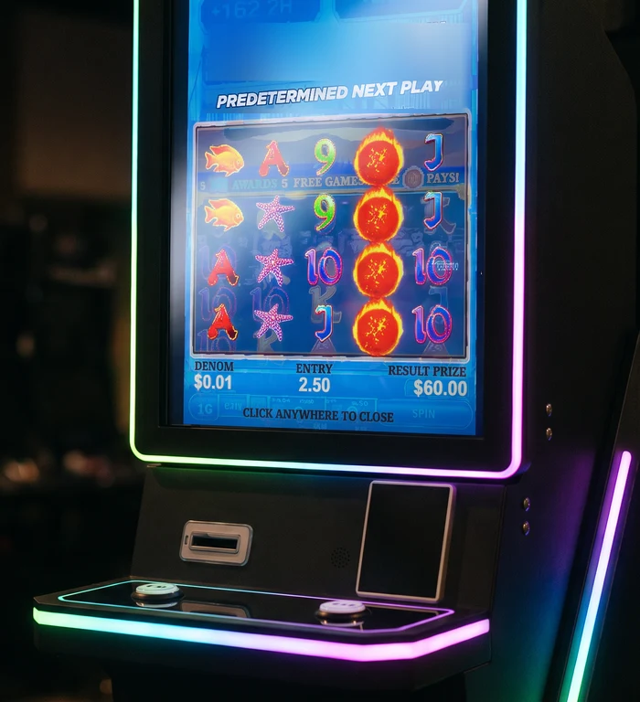 The Foxfire cabinet screen showing the predetermined next play with its result prize, before any money is inserted.